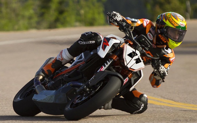 Image : Chris Fillmore à bord de sa KTM 1290 Super Duke R