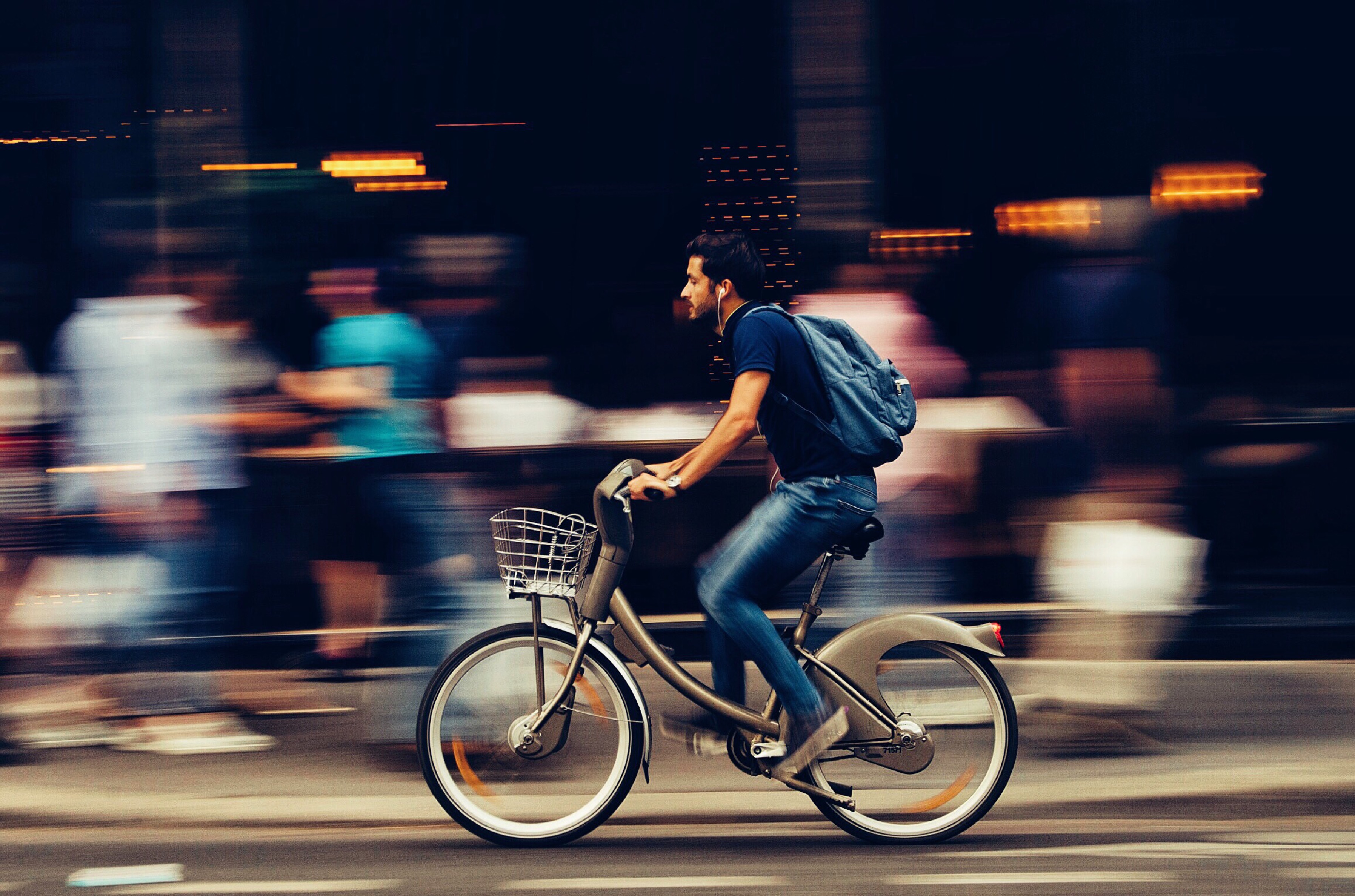 Un homme fait du vélo en ville